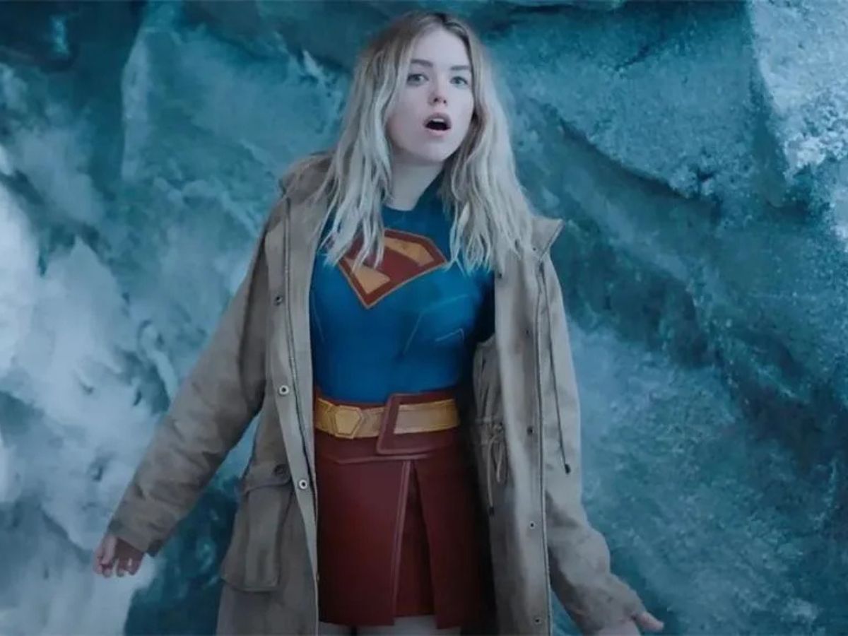 Milly Alcock en el hielo con el traje de Supergirl y un abrigo en la próxima película de DC sobre esta superheroína.