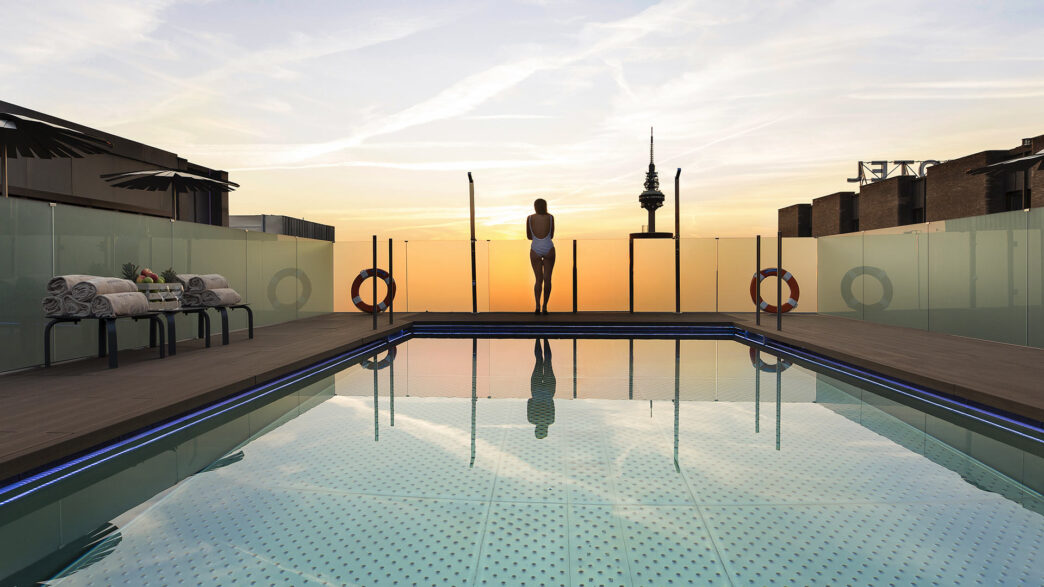 Piscina del hotel Novotel Madrid Center en el centro de Madrid, Barrio de Salamanca, al atardecer