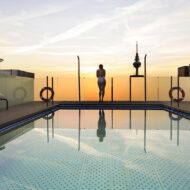 El hotel con piscina en pleno centro de Madrid para ver el atardecer más agradable del Barrio de Salamanca Piscina del hotel Novotel Madrid Center en el centro de Madrid, Barrio de Salamanca, al atardecer