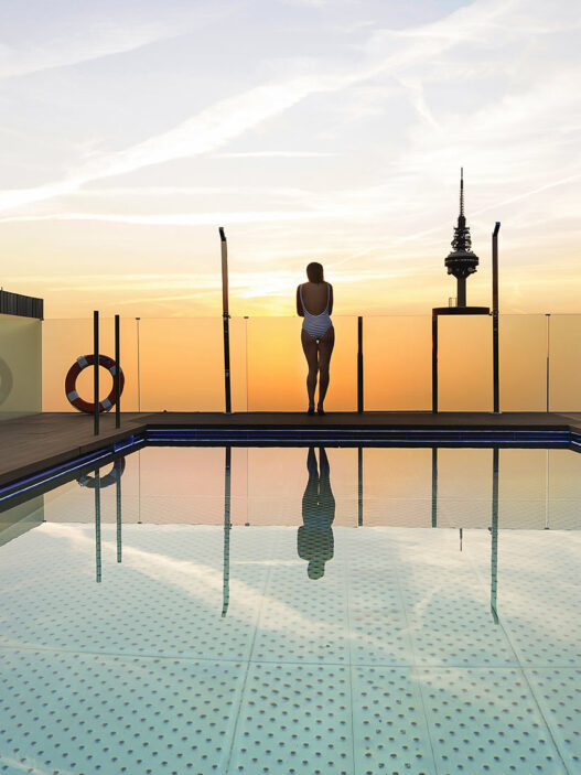Piscina del hotel Novotel Madrid Center en el centro de Madrid, Barrio de Salamanca, al atardecer