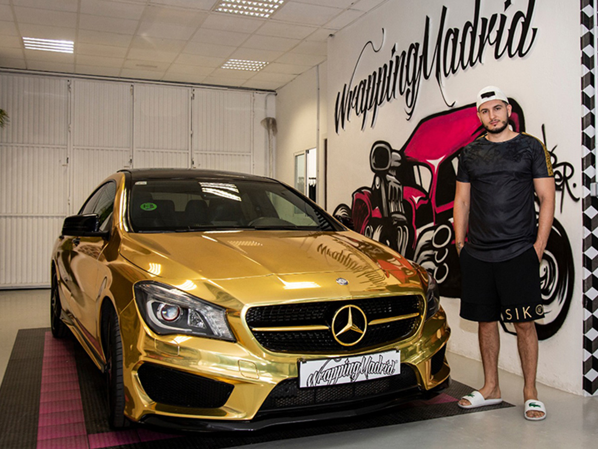 Omar Montes con su Mercedes CLA oro