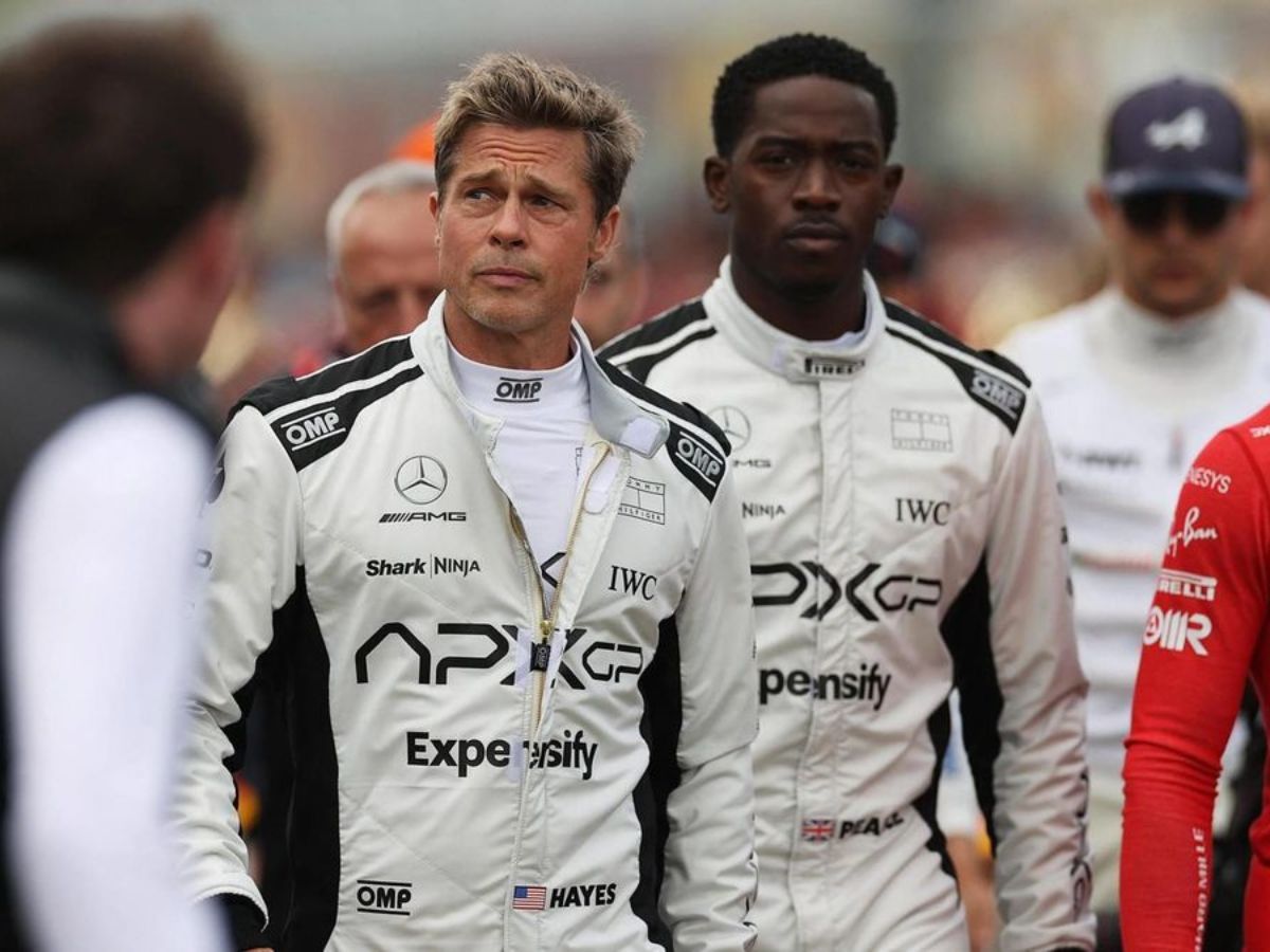 Brad Pitt y Damson Idris con trajes blancos de Fórmula 1 en una escena de F1: la película.