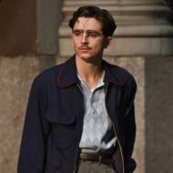Dónde puedes ver las mejores películas nominadas en los Premios Oscar 2026 Timothée Chalamet con chaqueta y camisa azul interpretando a Marty Supreme en la película Marty Supreme, nominada al Oscar.