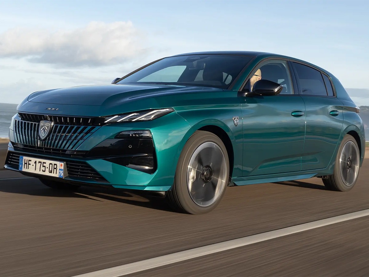 Peugeot 308 verde, uno de los mejores coches entre 25.000 y 35.000 euros que puedes comprar en 2026