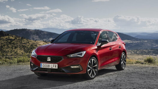 Seat León Rojo circulando por una carretera