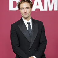 Robert Pattinson conquista París con un traje de Dior y avisa: su nueva película es la comedia romántica más incómoda del año Robert Pattinson premiere The Drama París martes 25 de marzo de 2026