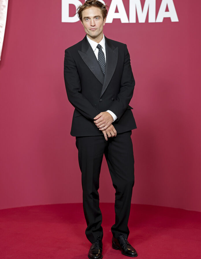 Robert Pattison con traje de Dior en la premiere de The Drama en París