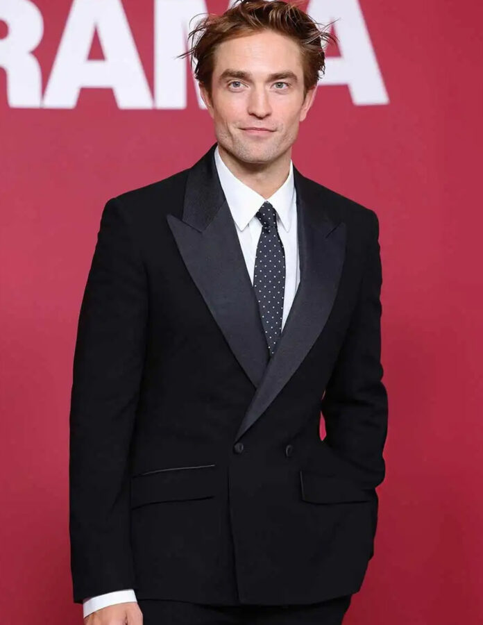 Robert Pattinson posando en la premier de The Drama en París