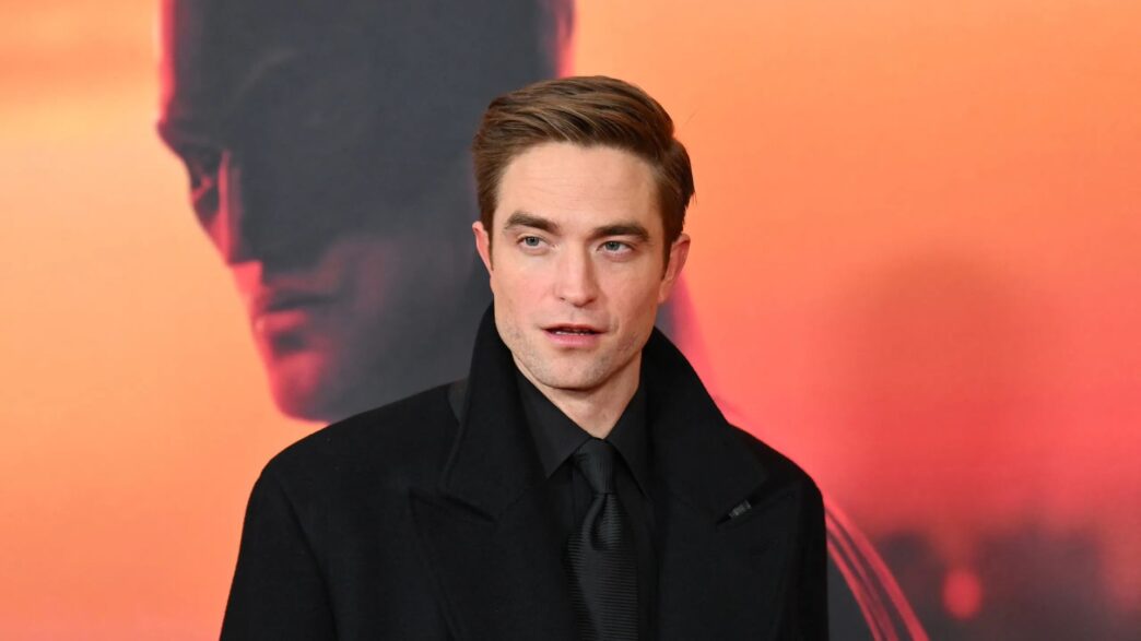 Robert Pattinson con chaqueta y corbata negra en la presentación de The Batman.