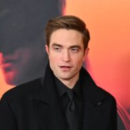 Robert Pattinson asegura que el guion de Batman Parte II es “extraordinario” Robert Pattinson con chaqueta y corbata negra en la presentación de The Batman.