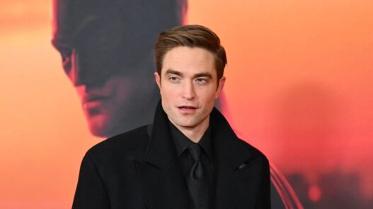 Robert Pattinson con chaqueta y corbata negra en la presentación de The Batman.
