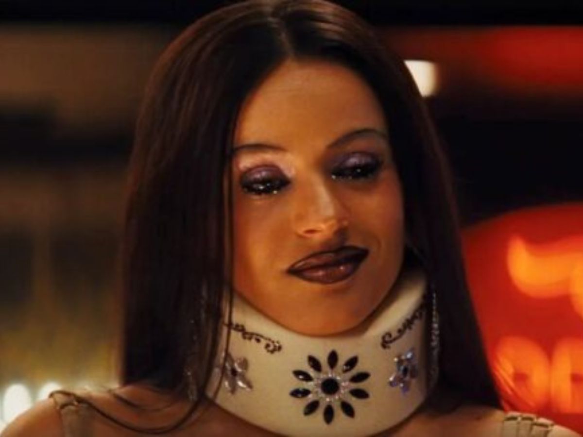 Primer plano de Rosalía con un collarín con perlas en la tercera temporada de Euphoria en HBO Max.