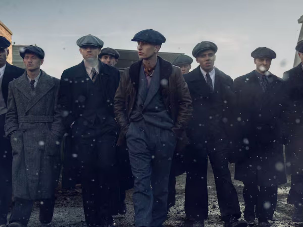 Una escena de la película Peaky Blinders: el hombre inmortal con los nuevos protagonistas caminando por la calle.