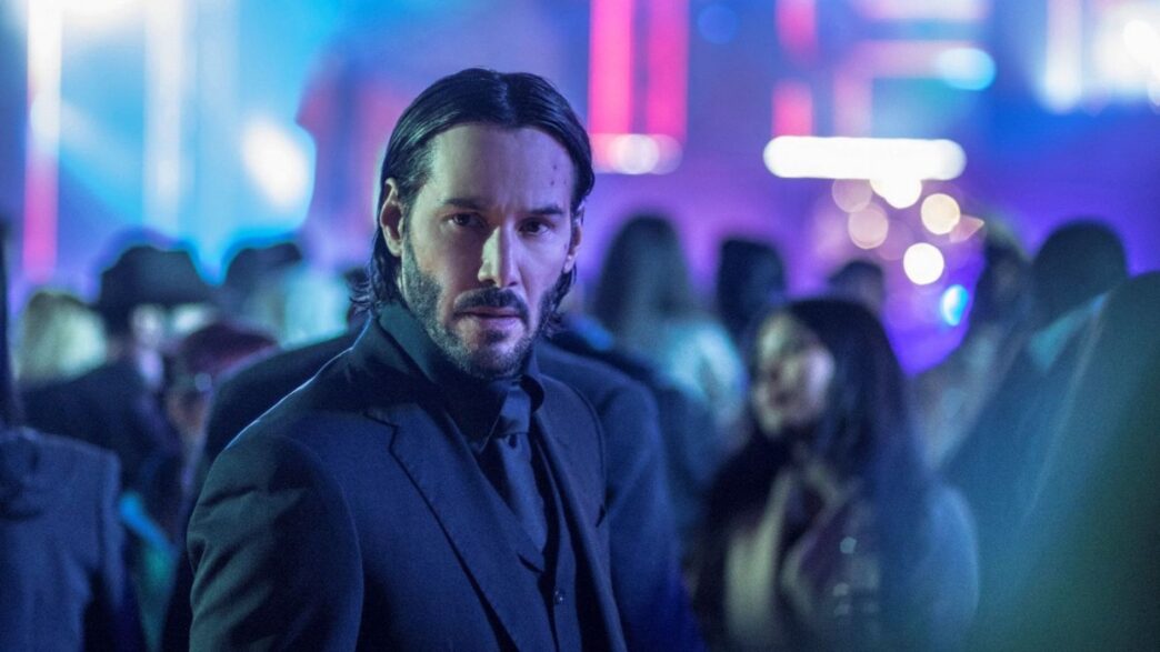 Keanu Reeves con traje en una escena en una discoteca en la película John Wick 4.
