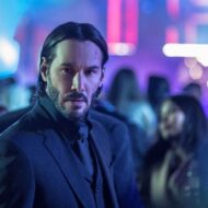La saga de John Wick volverá al cine con un spin-off con un personaje que conocimos en la cuarta película como protagonista Keanu Reeves con traje en una escena en una discoteca en la película John Wick 4.
