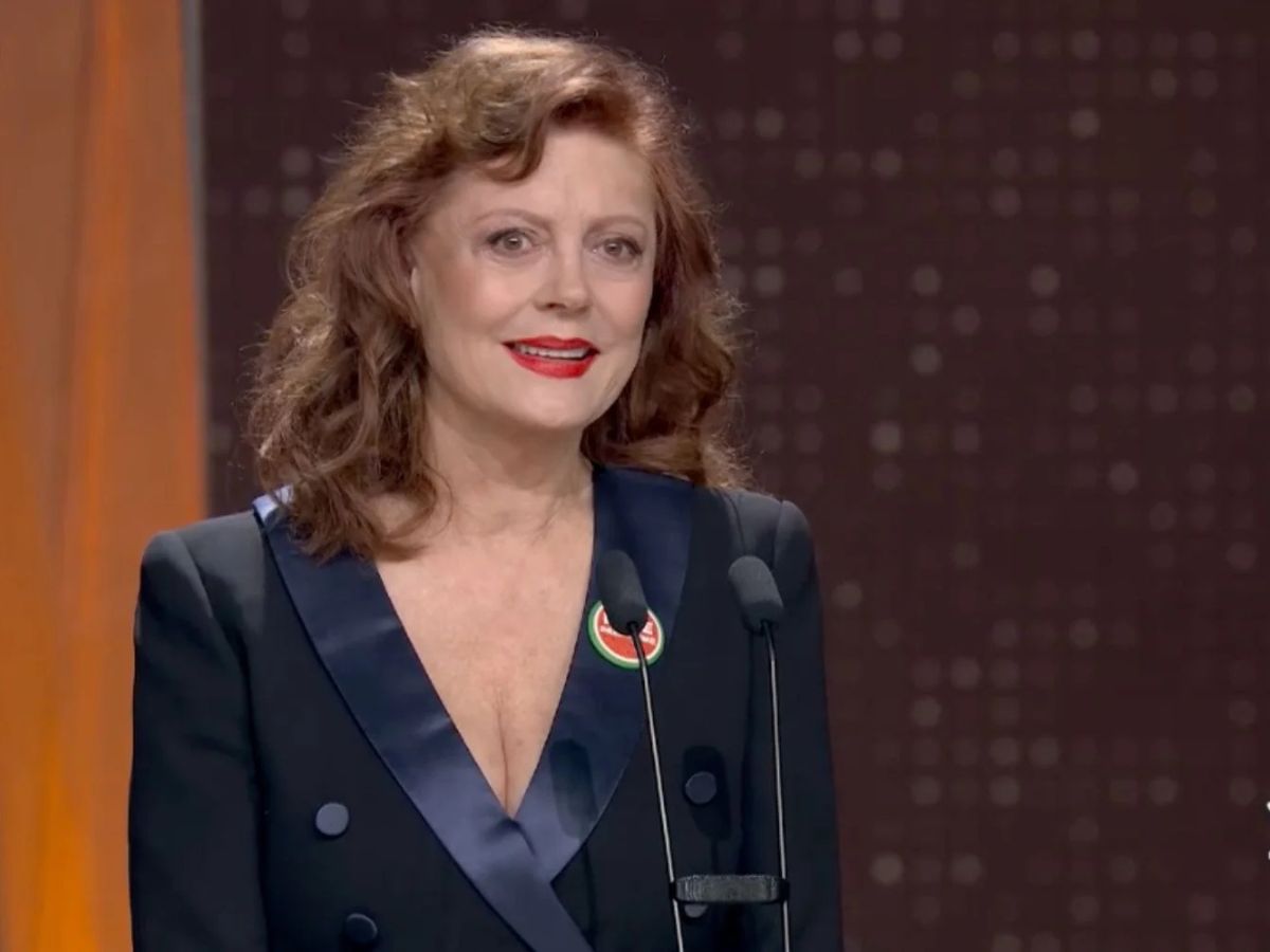 Susan Sarandon sonriente recibiendo el Premio Goya Internacional en la 40 edición en Barcelona.