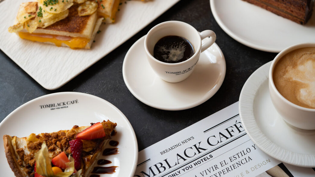 Café y dulces en TomBlack Café x Only YOU Boutique Hotel Madrid en el barrio de Salesas