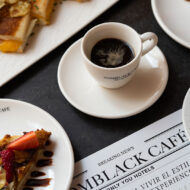 Si buscas cafeterías en el centro de Madrid especiales, apunta este palacete del siglo XIX para tu próxima cita Café y dulces en TomBlack Café x Only YOU Boutique Hotel Madrid en el barrio de Salesas