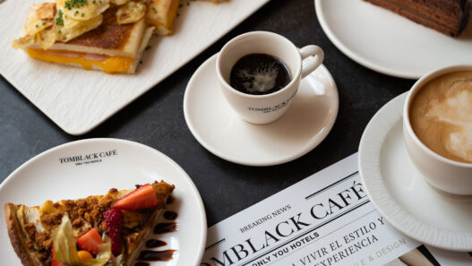 Café y dulces en TomBlack Café x Only YOU Boutique Hotel Madrid en el barrio de Salesas