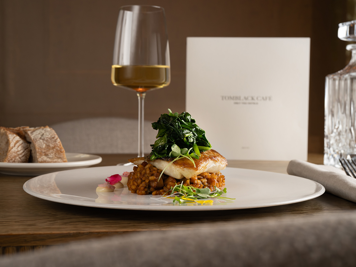 Lubina De Aquanaria con arroz meloso de sepia en el menú TomBlack Café Only YOU Madrid