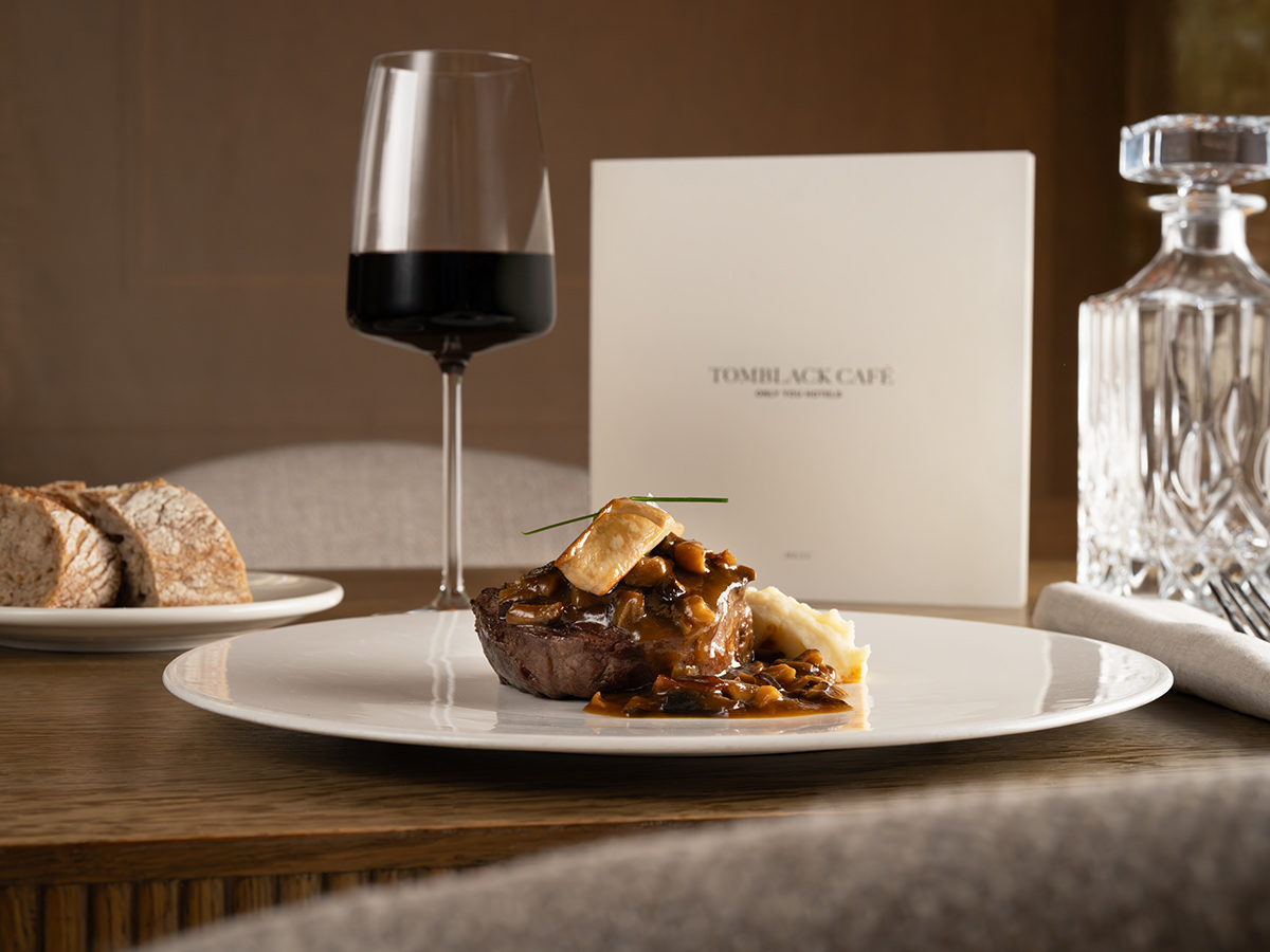 Solomillo madurado de vaca con jugo de setas parmentier y foie poêlé en Only YOU Madrid