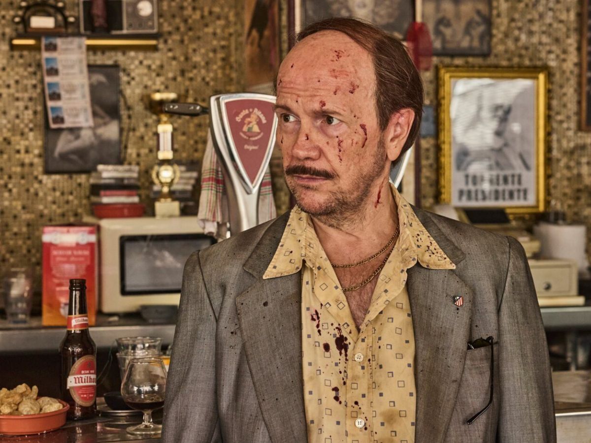 Primer plano de Santiago interpretando a Torrente en un bar y con sangre en la cara en la sexta película Torrente Presidente.