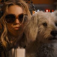 DC presenta un adelanto de Supergirl con una aparición inesperada muy especial Milly Alcock con gafas de sol y cascos como Kara junto a un perro blanco en el tráiler de Supergirl.