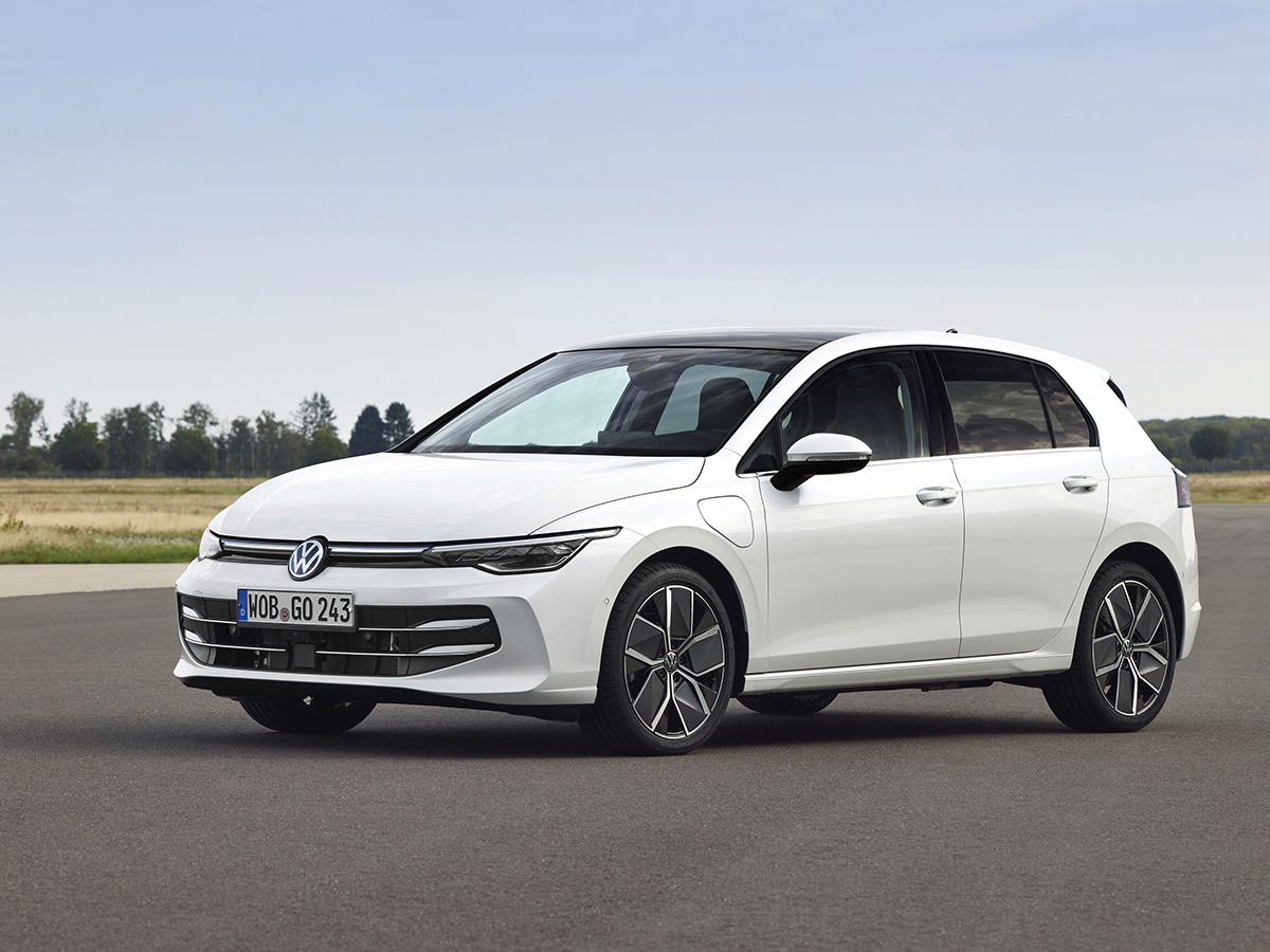 VW Golf blanco, uno de los mejores coches entre 25.000 y 35.000 euros que puedes comprar en 2026