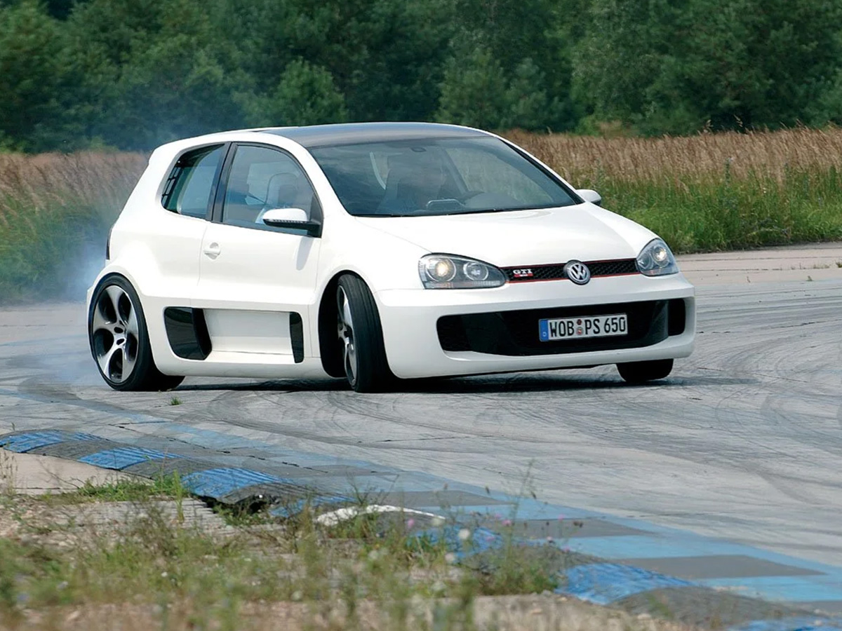 Golf W12-650 en un circuito visto de frente