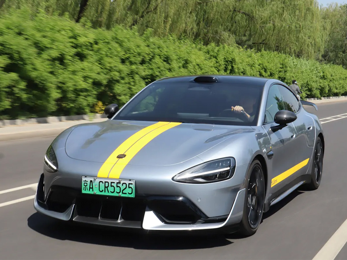 Xiaomi SU7 Ultra gris con líneas amarillas