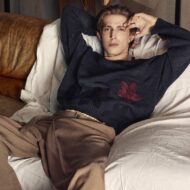 Zara Studio presenta su colección de hombre para esta primavera 2026 y gira en torno a una idea clave: la “masculinidad relajada” Look Zara Studio hombre primavera-verano 2026 con jersey de punto y pantalón fluido en tonos neutros