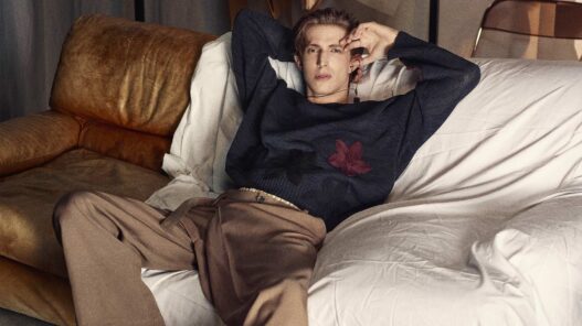 Look Zara Studio hombre primavera-verano 2026 con jersey de punto y pantalón fluido en tonos neutros