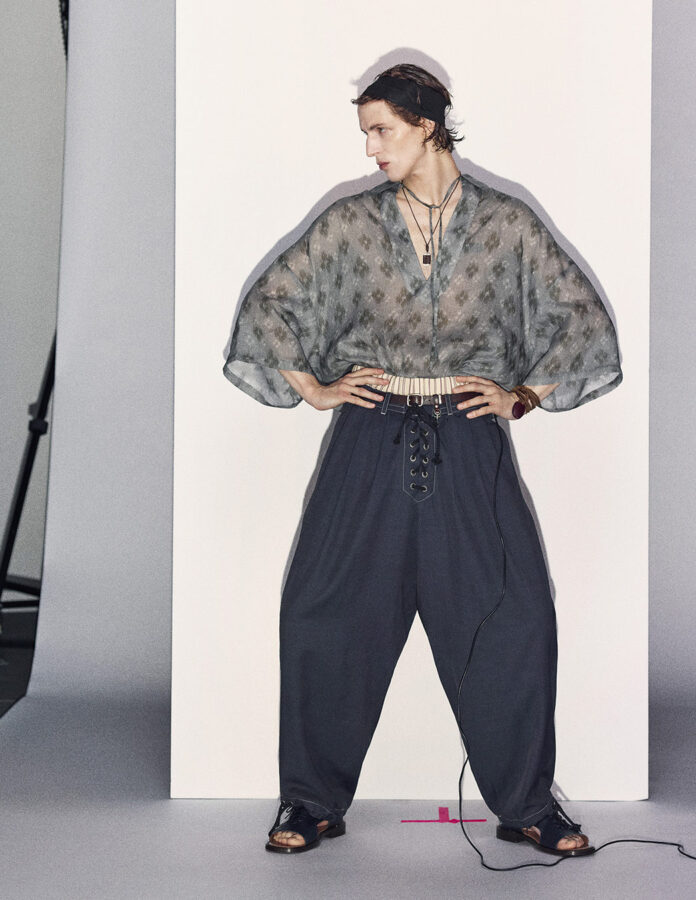 Look Zara Studio hombre 2026 con blusa ligera semitransparente y pantalón amplio con pliegues