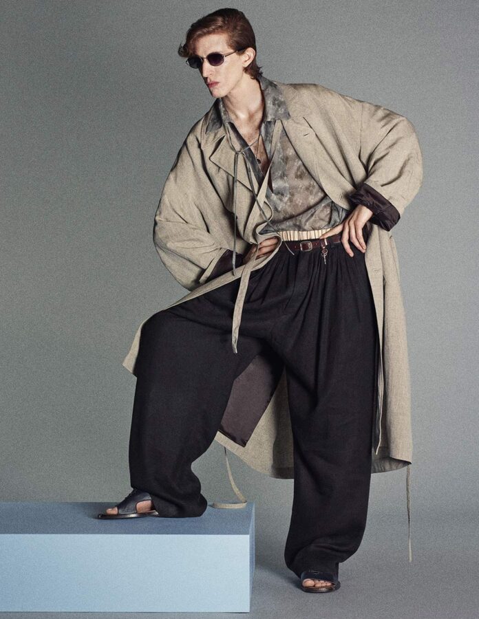 Look Zara Studio hombre primavera 2026 con gabardina ligera, camisa fluida y pantalón holgado