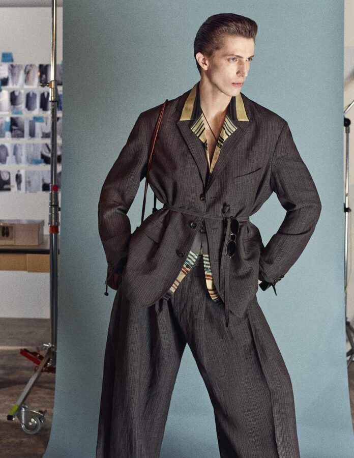 Traje de raya diplomática con cinturón de Zara Studio hombre 2026 combinado con camisa abierta