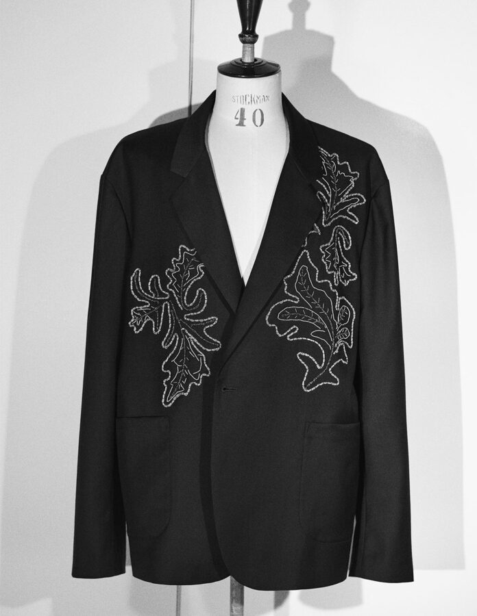 Chaqueta negra de sastrería con bordados florales de Zara Studio hombre primavera-verano 2026