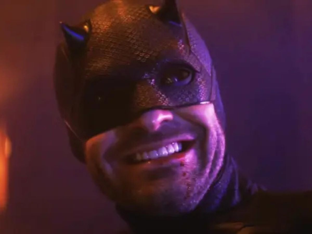 El personaje de Daredevil sonriendo con sangre en una escena de la segunda temporada.