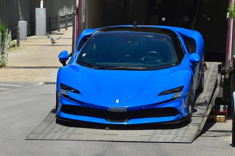 El Ferrari SF90 azul de Mbappe