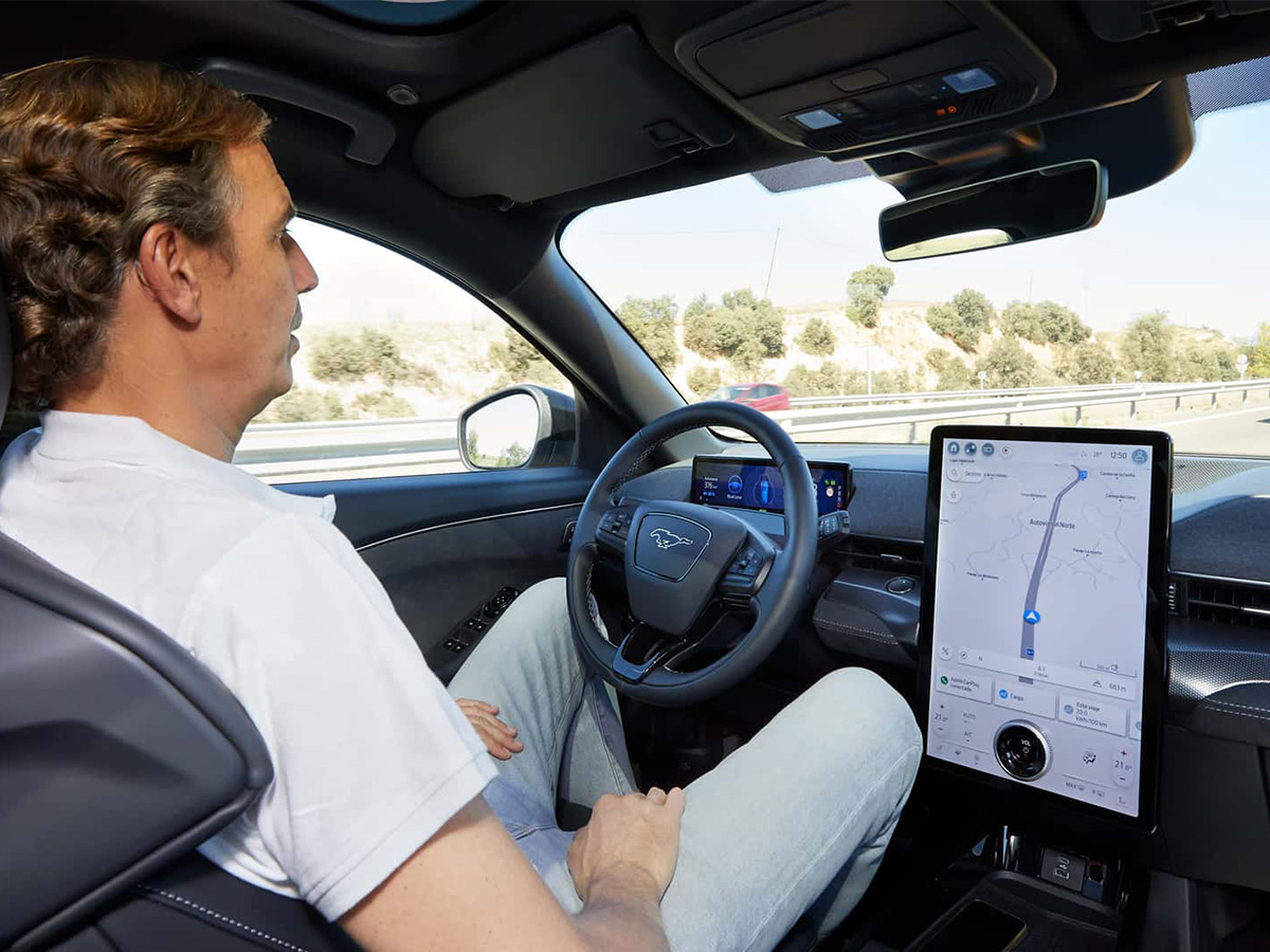 El Ford Mustang Mach-E en un trayecto utilizando el sistema “BlueCruise”
