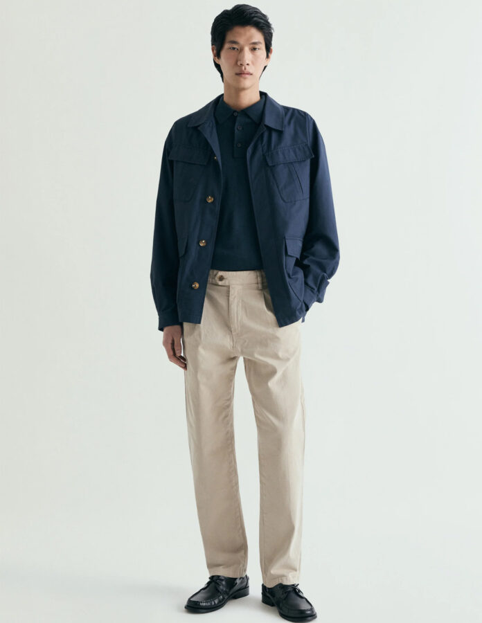 Cómo combinar el color beige en la ropa de hombre Combinar beige y azul