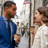 Cómo vestir para ir a la oficina esta primavera 2026: del traje clásico a la americana relajada Escena de la serie Emily in Paris para ilustrar un artículo sobre cómo ir vestido a la oficina esta primavera 2026