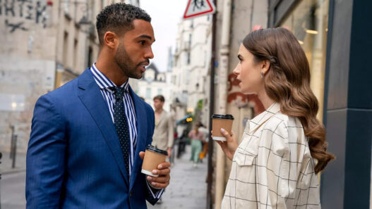 Escena de la serie Emily in Paris para ilustrar un artículo sobre cómo ir vestido a la oficina esta primavera 2026