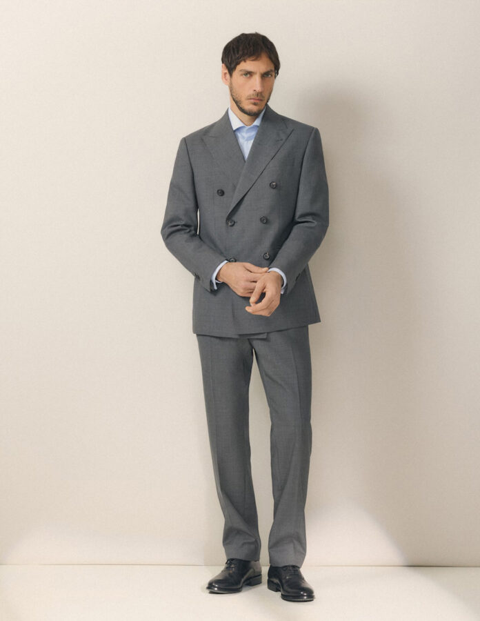 Traje gris de doble botonadura de Emidio Tucci primavera 2026