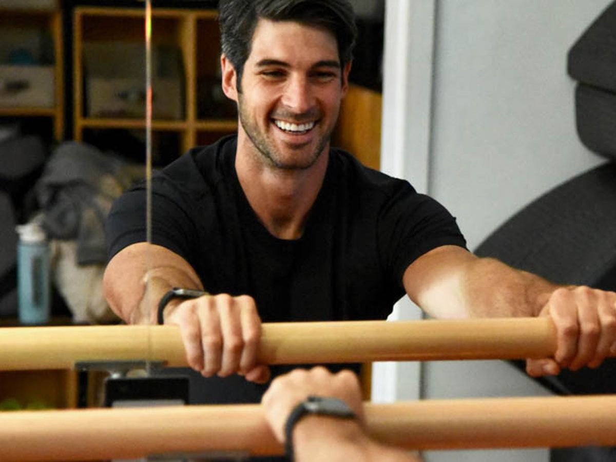 hombre haciendo barre en barra