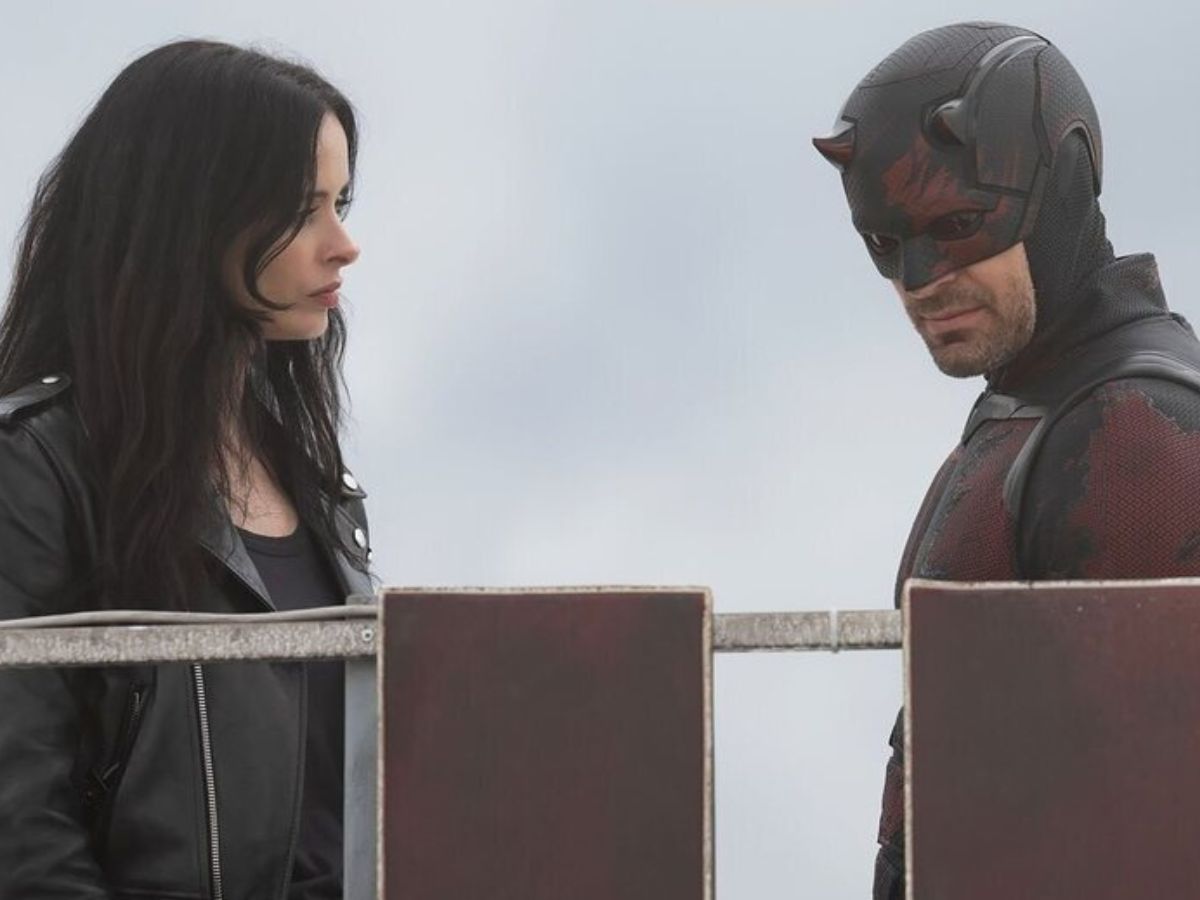 Krysten Ritter como Jessica Jones junto a Charlie Cox como Daredevil en una escena de la segunda temporada en Disney+.