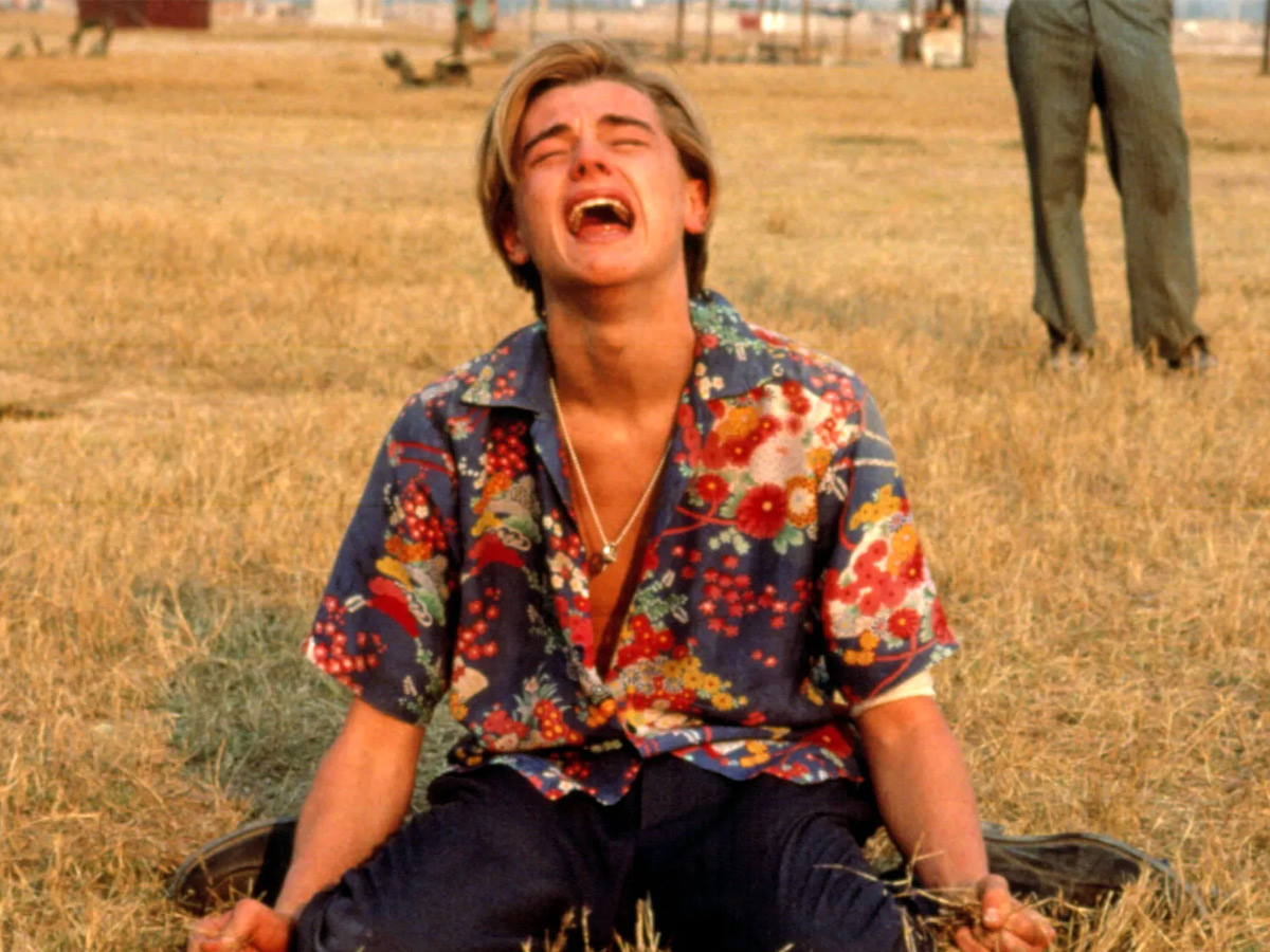 Leonardo Di Caprio tirado en el suelo y llorando de joven en una película