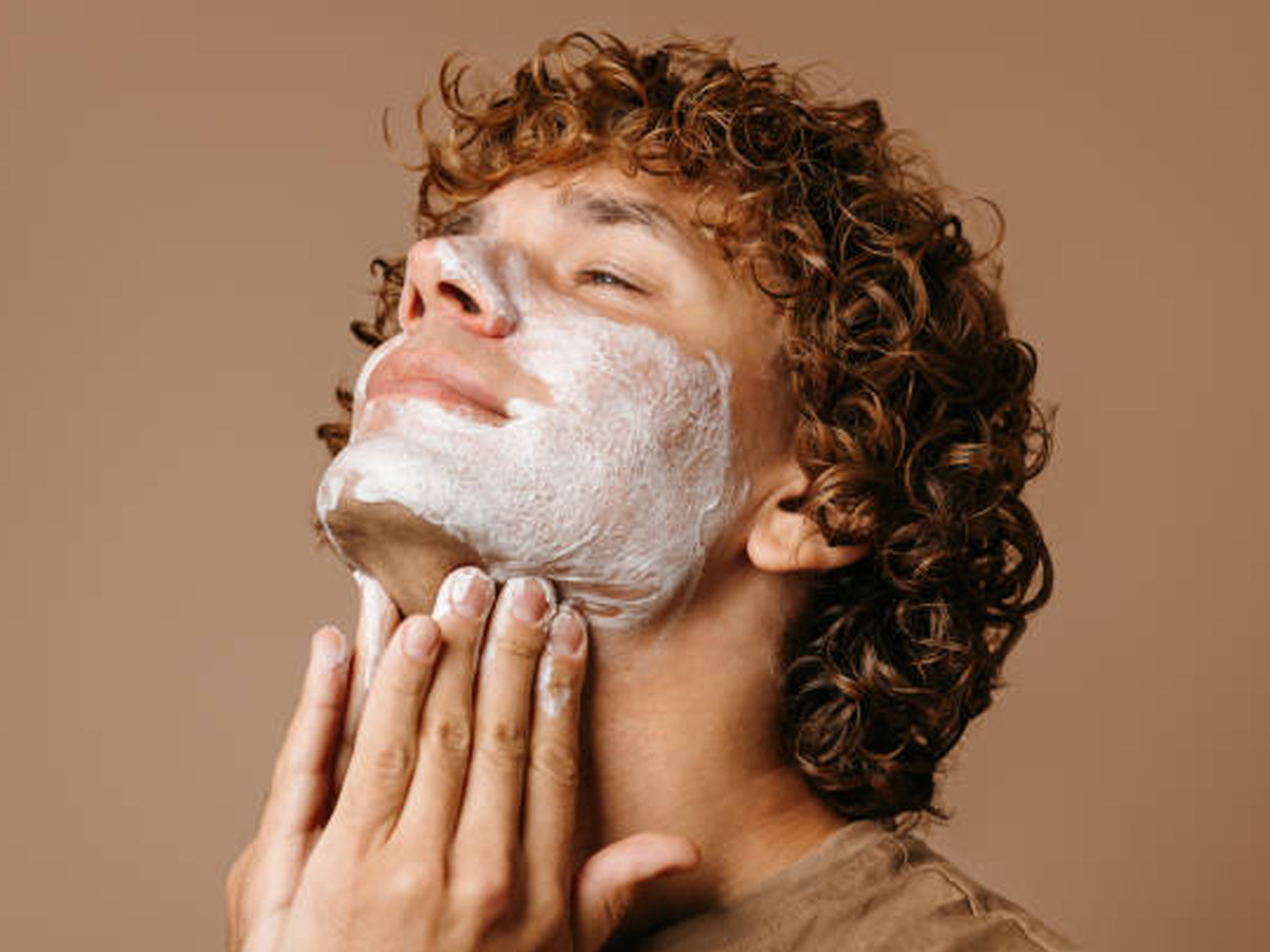hombre realizándose una limpieza facial con un limpiador facial