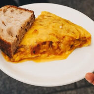 Dónde comer la mejor tortilla de patatas de Madrid: guía actualizada 2026 Pincho de tortilla del restaurante Cañadío de Madrid, una de las mejores tortillas de patata de la capital.