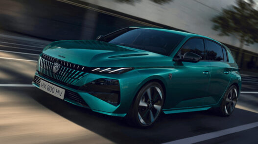 Peugeot 308 verde, uno de los mejores coches que puedes comprar entre 25.000 y 30.000 euros