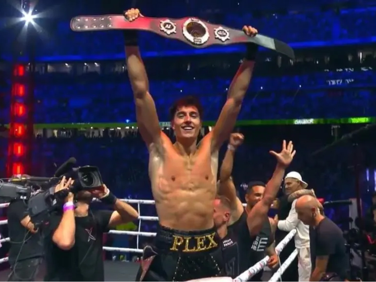 YoSoyPlex en levantando su trofeo en La Velada del año 2025